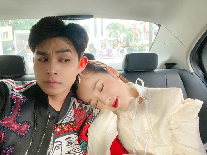 Jun Phạm chớp khoảnh khắc Puka dựa vai anh nghỉ mệt trong lúc di chuyển: “Ủa hay dựa quá dzậy Puka???”.