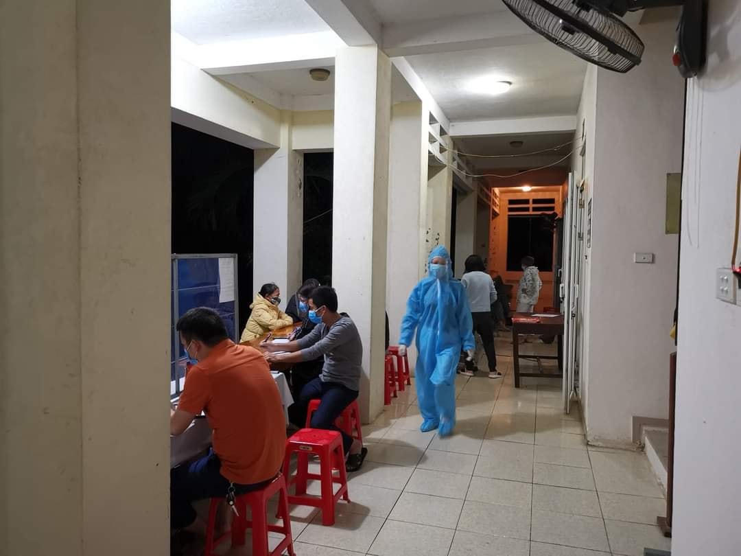 Người dân xã Hà Lai khai báo y tế sau khi ghi nhận các F0 tại xã Hà Ngọc.