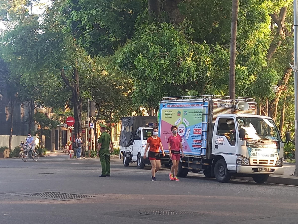 Dọc hồ Hoàn Kiếm, mặc dù có sự xuất hiện của lực lượng công an, cán bộ y tế túc trực, thường xuyên đi nhắc nhở. Nhưng nhiều người dân vẫn tới đây chạy bộ, tập thể dục vào sáng sớm. Họ vô tư qua mặt lực lượng chức năng như chưa hề có lệnh cấm.