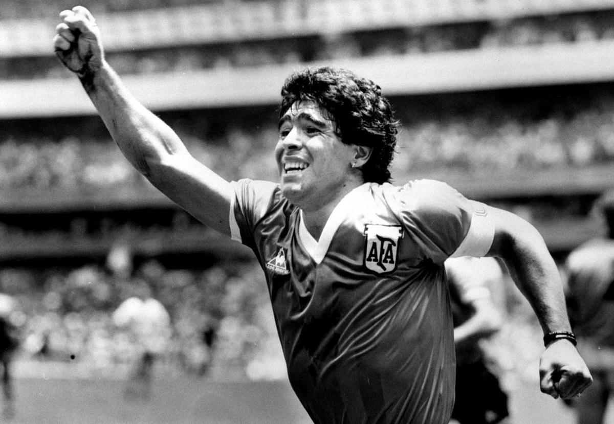 Diego Maradona đã chơi bóng với tất cả sự tự tin, vui vẻ và tự do như một đứa trẻ khiến biệt danh "Cậu bé vàng" khó tách rời khỏi ông kể cả sau này. Ảnh: Reuters.