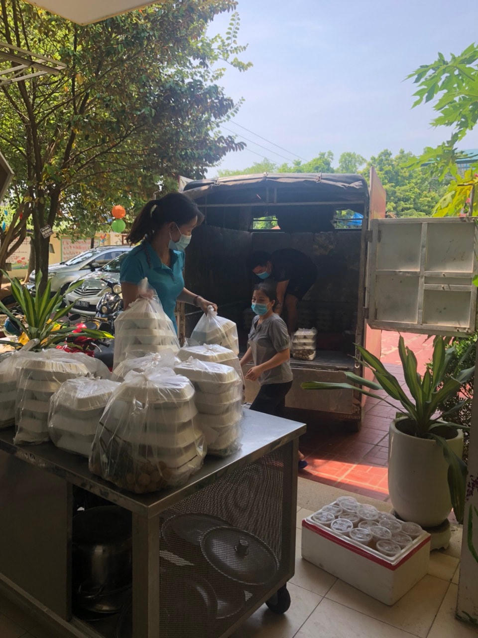 Thanh Oai, Hà Nội: Những bữa ăn ấm áp trong khu cách ly y tế tập trung của huyện