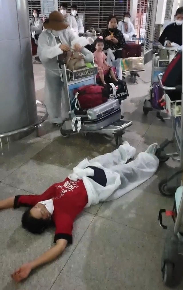 Một người lớn tuổi ngất xỉu sau 10 giờ kẹt tại sân bay khi các bên chưa tìm được hướng giải quyết (ảnh cắt từ facebook Le Hung live stream).