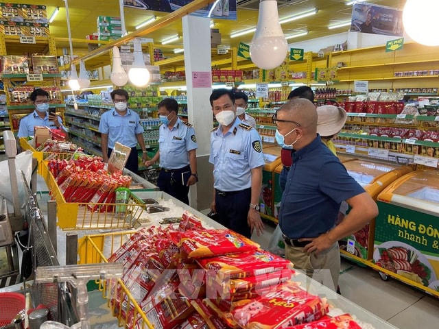Kiểm tra hàng hóa bày bán tại các siêu thị. Ảnh: TTXVN.