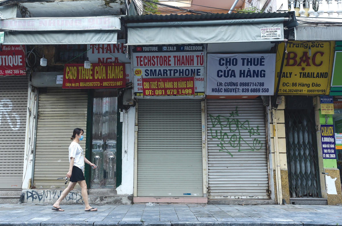 Nhiều cửa hàng, quán đóng cửa thực hiện chỉ thị để phòng dịch.