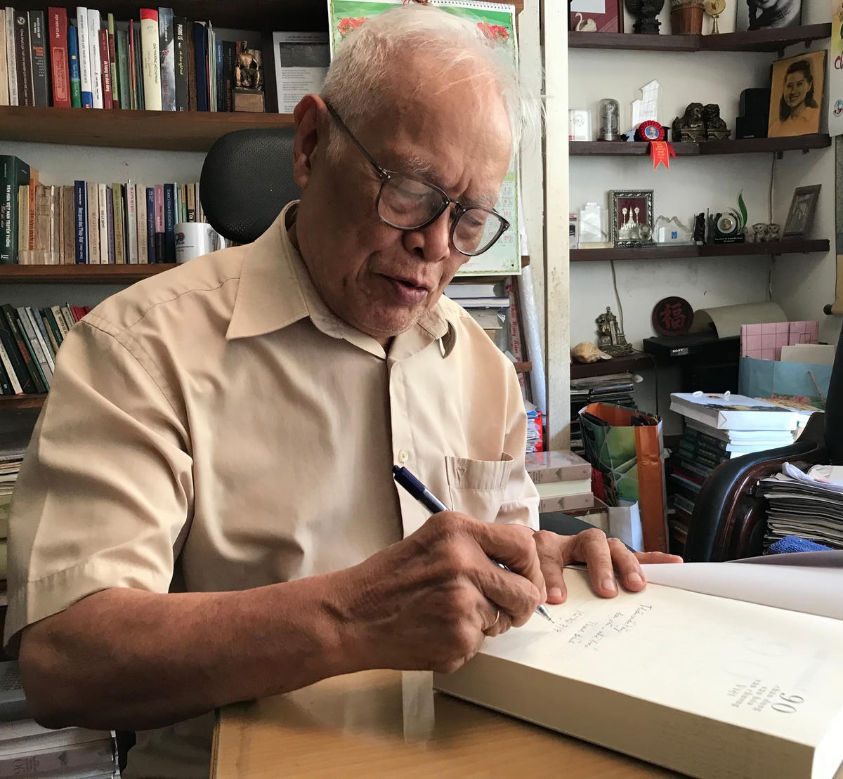 GS Phong Lê cho rằng, ông viết các chân dung nhà văn, nhà văn hóa Việt Nam  không phải để muốn xưng tụng, mà qua mỗi tác giả để thấu hiểu những bài học nhân sinh và nghề nghiệp. Ảnh: Nguyễn Thanh Bình.    