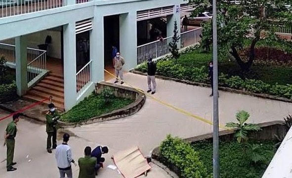 Lực lượng chức năng tiến hành khám nghiệm hiện trường.