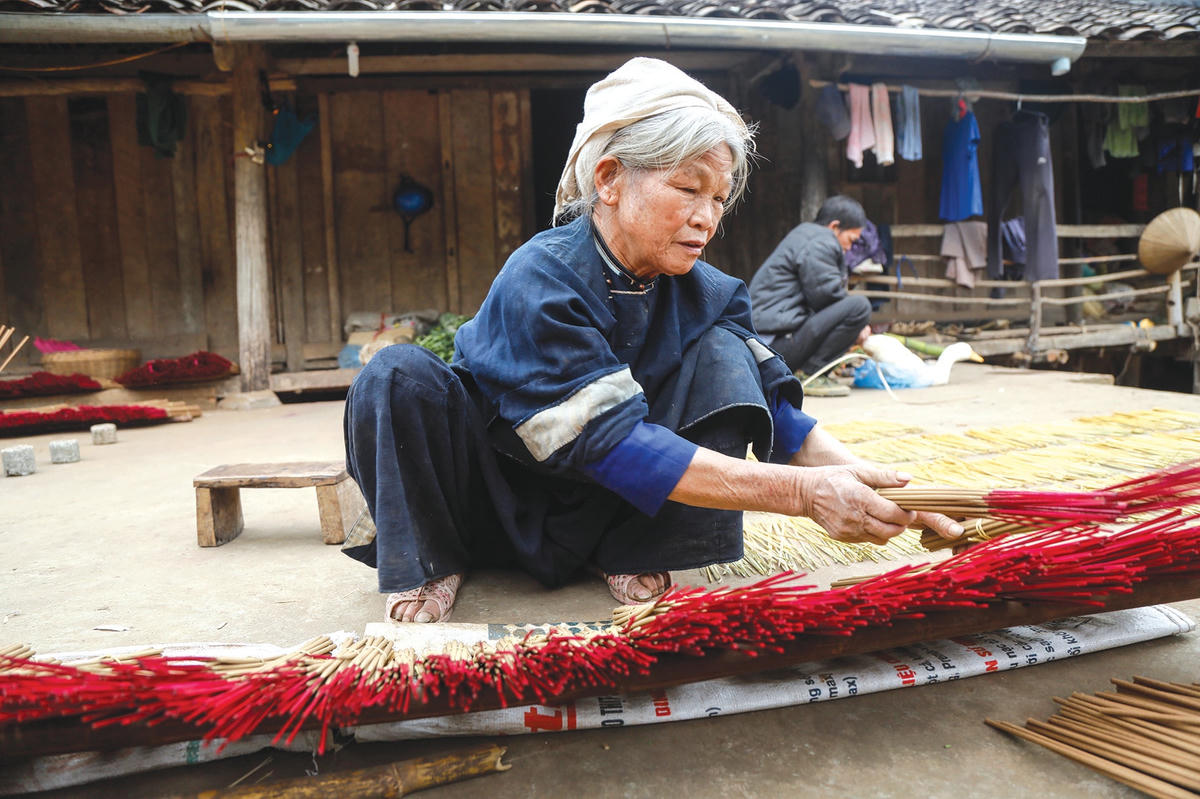 Những que hương được nhuộm bằng lá cây rừng.