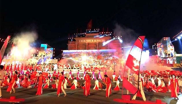 Chương trình nghệ thuật tại Lễ hội Hoa Phượng Đỏ 2019.