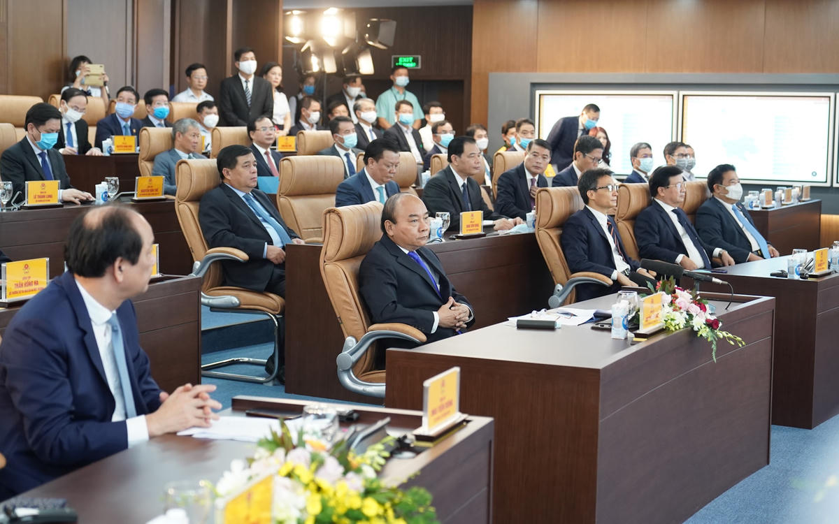 Thủ tướng Nguyễn Xuân Phúc và các đại biểu tại lễ khai trương Hệ thống thông tin báo cáo quốc gia và Trung tâm chỉ đạo, điều hành của Chính phủ, Thủ tướng Chính phủ. Ảnh: VGP/Quang Hiếu.