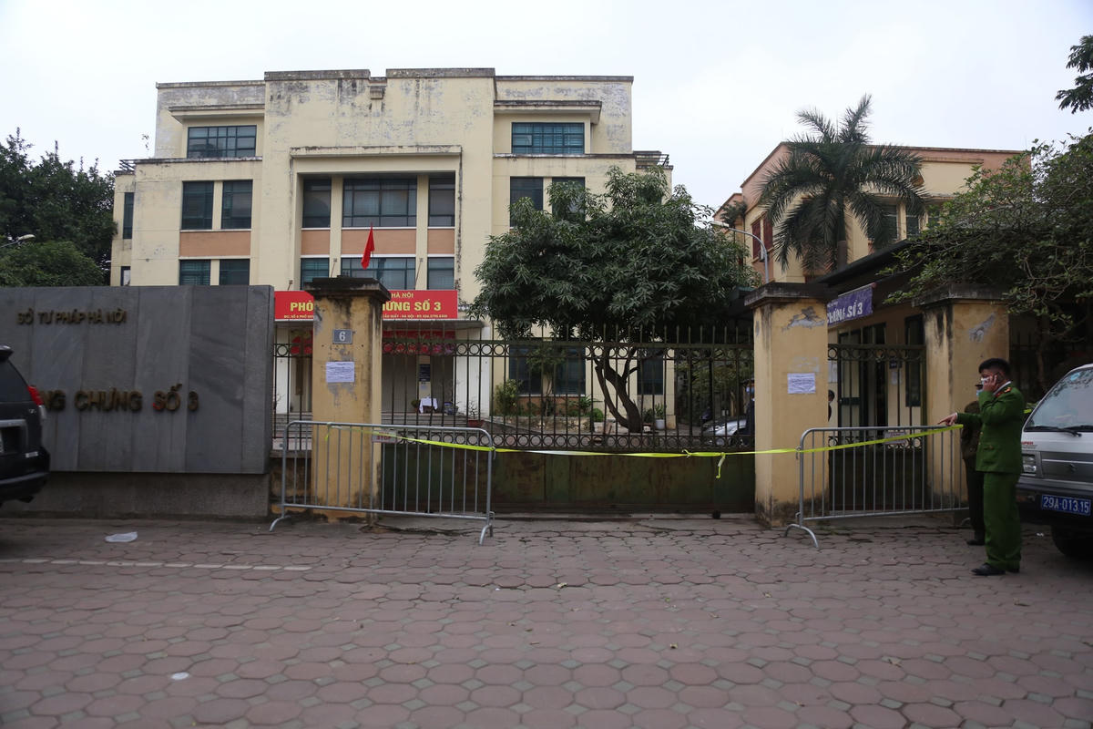 Phòng công chứng số 3 ở Duy Tân, Dịch Vọng Hậu, Cầu Giấy đã bị phong toả. Ảnh: Lan Anh.