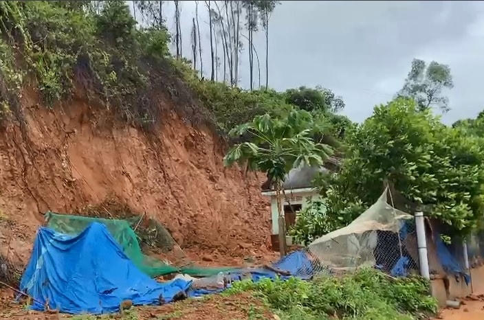 Mưa lớn đã làm sạt lở một số điểm trên địa bàn tỉnh Thừa Thiên-Huế. Ảnh: Hồng Nhung.