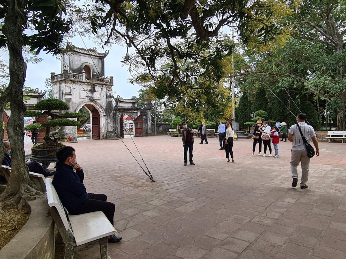 Trong chiều nay, 14 tháng Giêng, đền Trần vẫn mở cửa nhưng thưa người đến thăm viếng