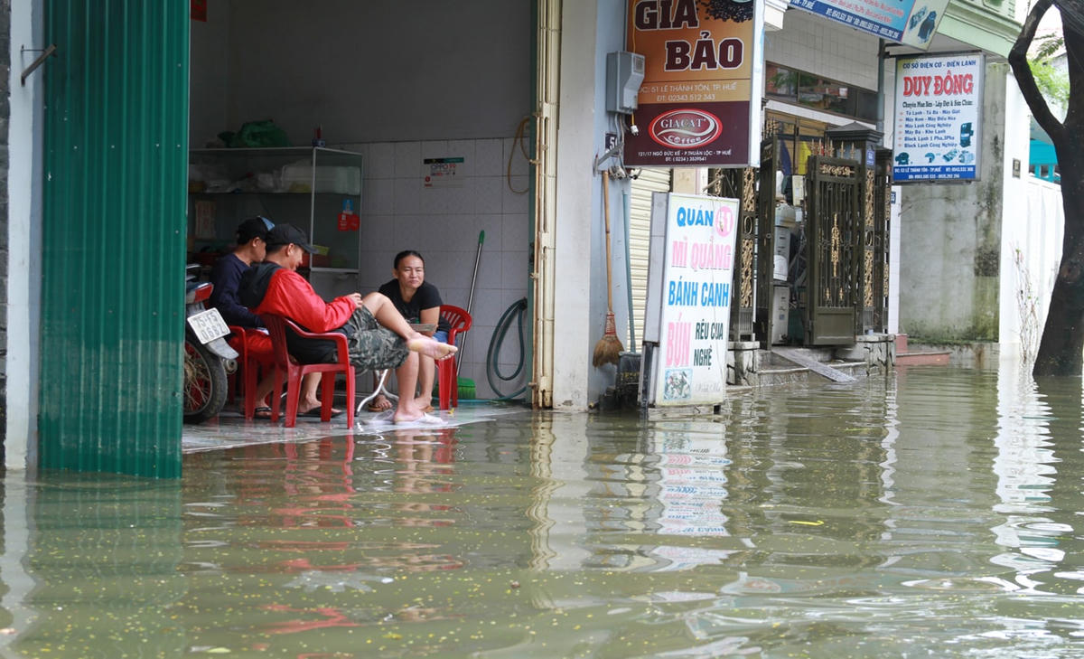 Tại đường Lê Thánh Tôn (thuộc phường Thuận Lộc, TP Huế, tỉnh Thừa Thiên – Huế) nước ngập sâu từ 0,3 – 0,5 m.