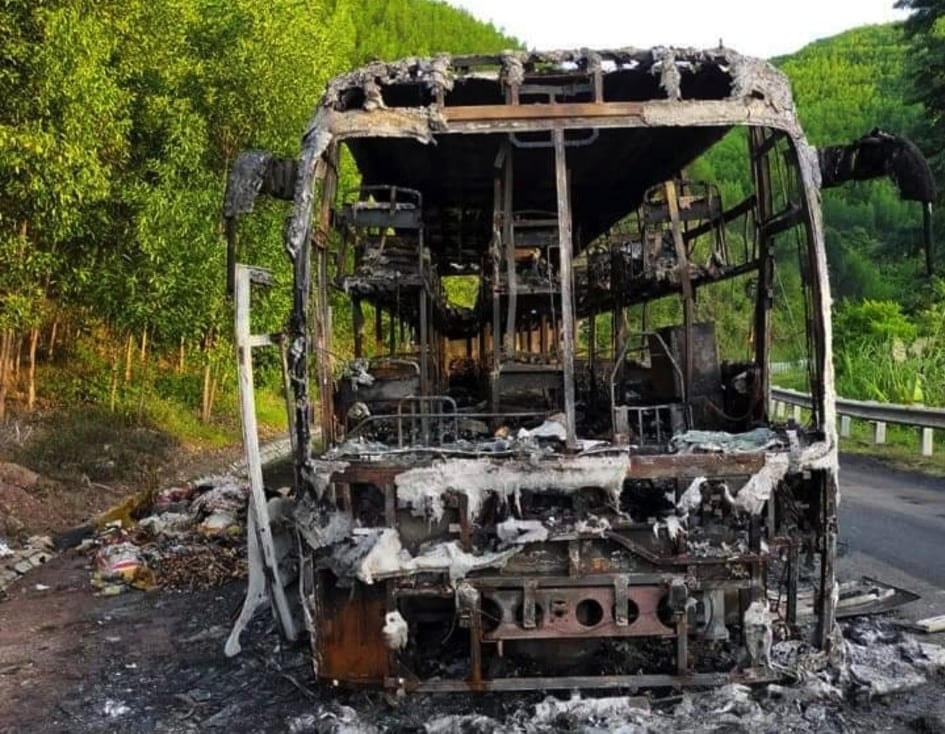 Chiếc xe khách bị cháy trơ khung.