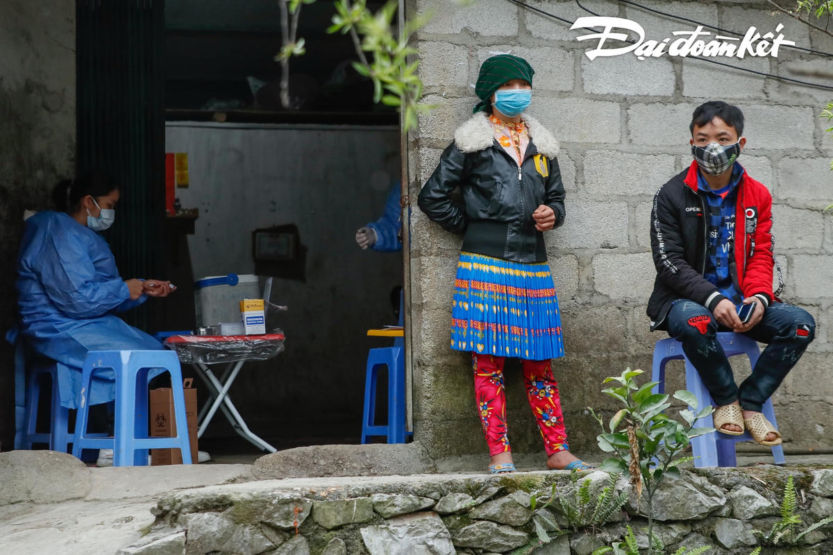 Người dân ngồi chờ xem có phản ứng gì không sau khi tiêm.
