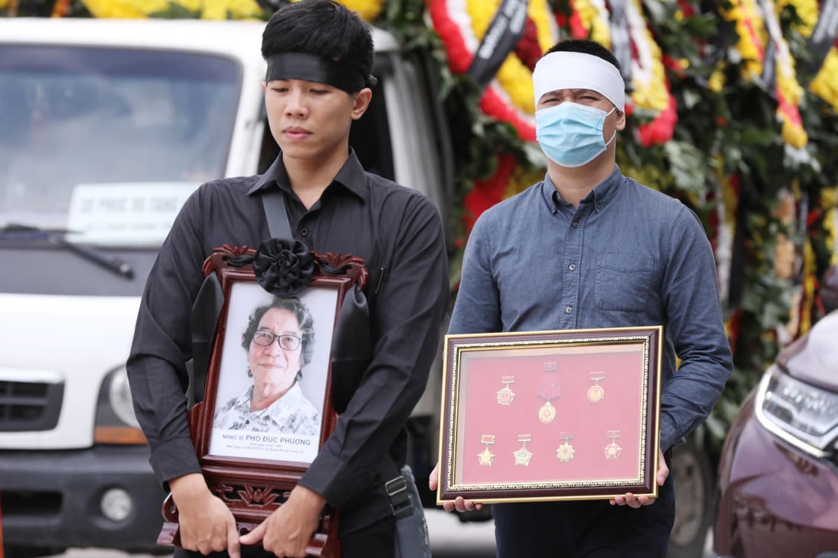 Sau khi hỏa táng, gia đình, đồng nghiệp sẽ đưa cố nhạc sĩ về nơi an nghỉ cuối cùng là Công viên tưởng niệm Thiên Đức (Phú Thọ).