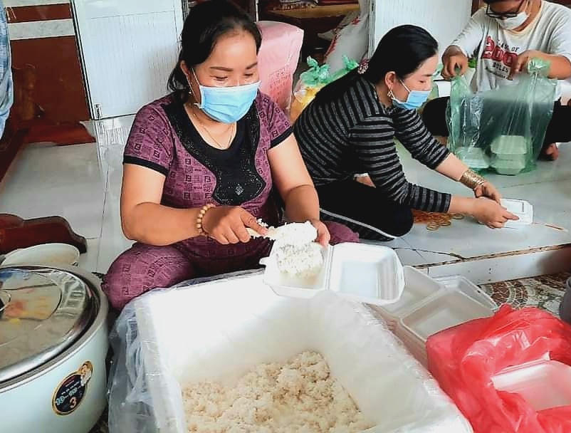 Những hộp cơm ấm áp nghĩa tình mùa dịch.