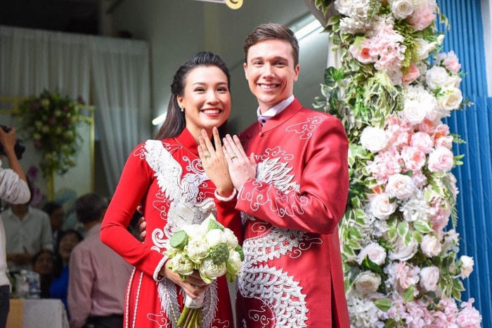 Đám cưới viên mãn của Hoàng Oanh và chồng Tây. 