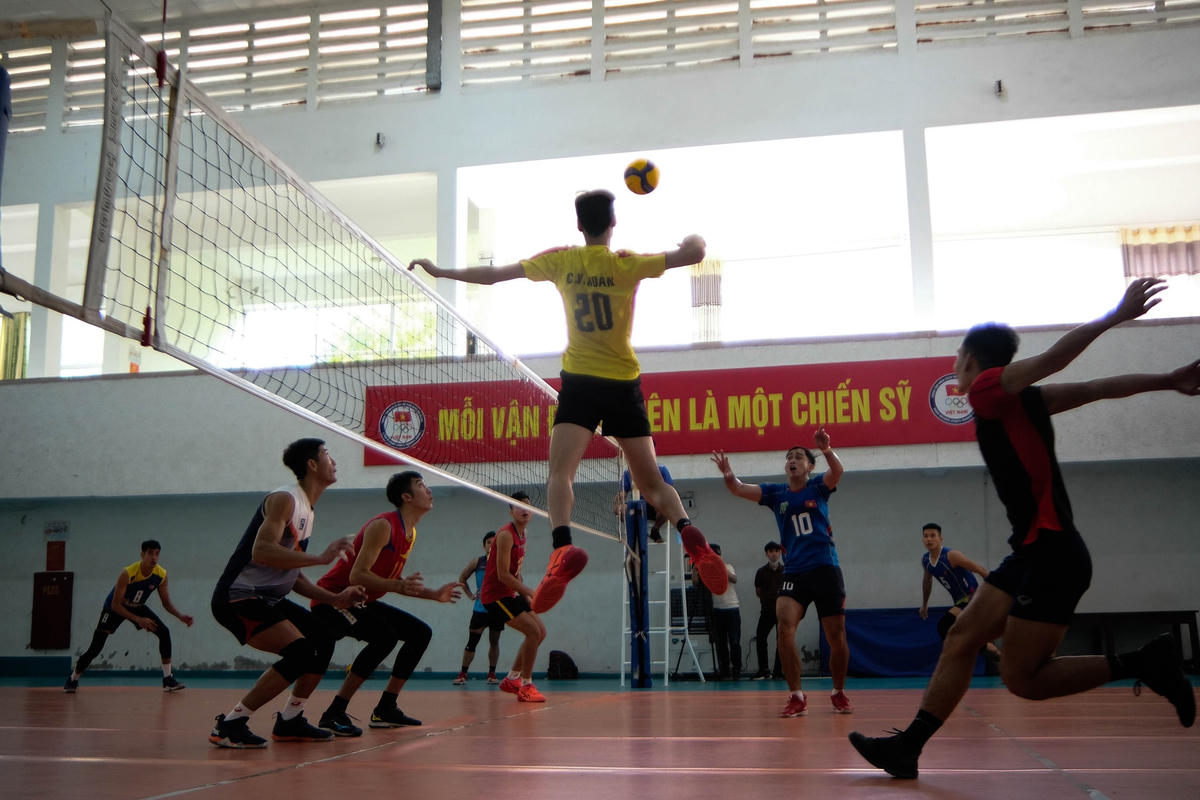 Mỗi pha tổ chức tấn công đều được thực hiện bài bản, vừa là sự chỉ đạo của huấn luyện viên vừa là sự đón bắt tín hiệu của các đồng đội trong nhóm.