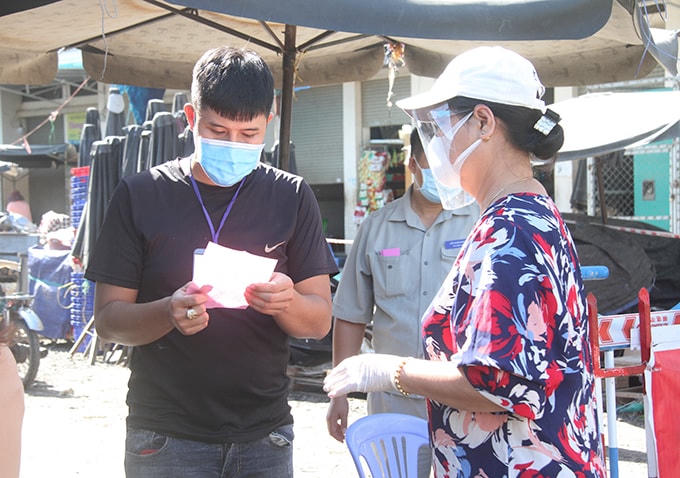 Kiểm soát vé người vào chợ tại TP Nha Trang.