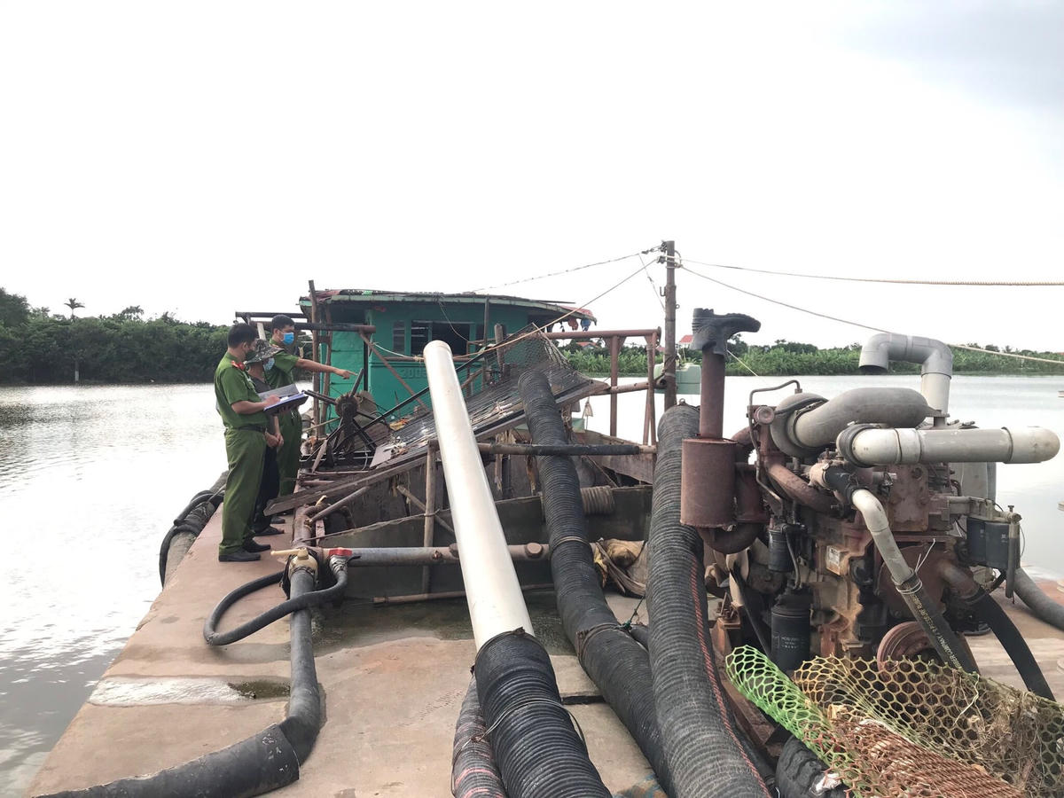 Lực lượng chức năng lập biên bản 3 đối tượng khai thác cát trái phép trên sông Thái Bình ở huyện Tứ Kỳ Hải Dương.