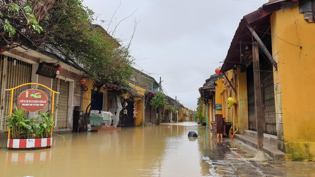 Nước ngập phố cổ Hội An không một bóng người.