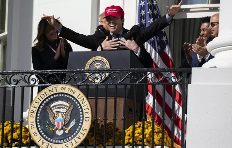 Cựu Đệ nhất phu nhân Melania Trump không nhịn được cười khi cựu Tổng thống Donald Trump ôm Kurt Suzuki, Thủ môn đội tuyển quốc gia Washington trong sự kiện vinh danh Nhà vô địch giải World Series 2019, đội tuyển quốc gia Washington.