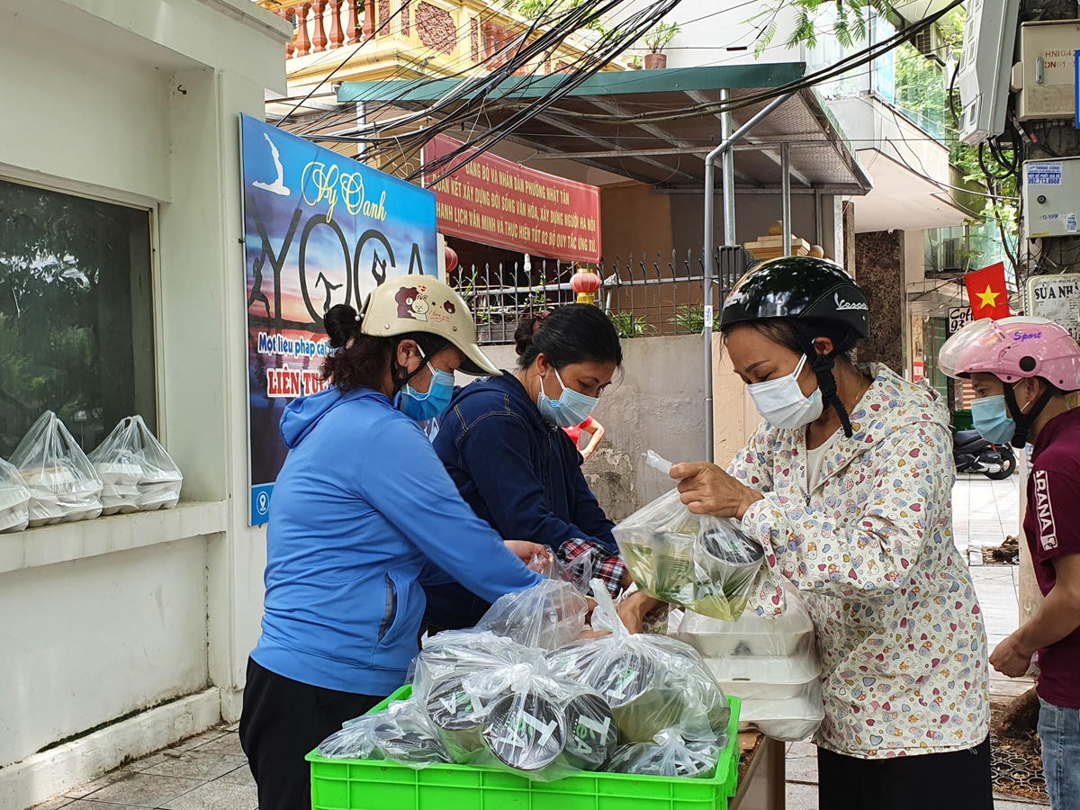 Lực lượng tham gia chuẩn bị các suất cơm 0 đồng là thành viên của các hội phụ nữ, thanh niên tình nguyện...Tất cả đều có mặt từ khoảng 6h sáng để sơ chế thực phẩm, chế biến món ăn.