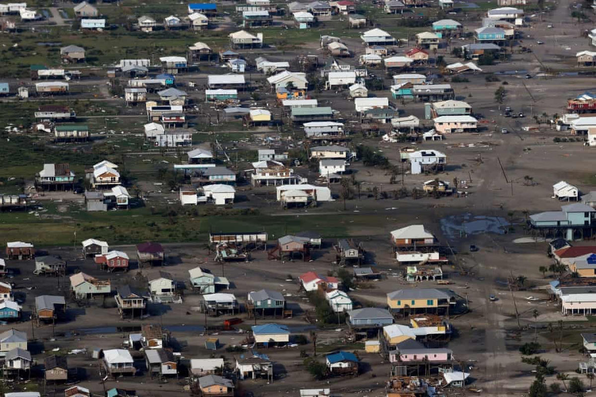 Quang cảnh những ngôi nhà bị hư hại nặng nề do tàn dư của siêu bão Ida ở đảo Grand Isle, bang Louisiana, Mỹ. Ảnh: The Guardian.