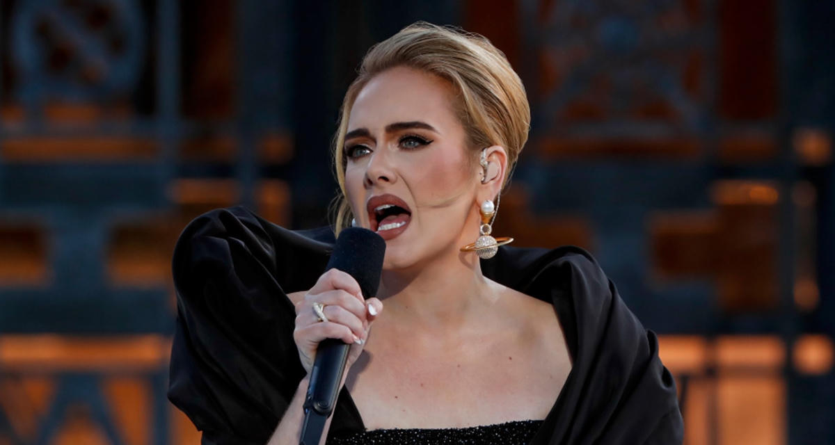Adele trình diễn các ca khúc trong album mới ‘30’ tại đêm nhạc ‘Adele One Night Only’ tại Mỹ. Ảnh: CNN.  