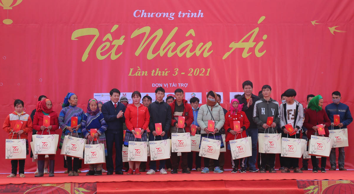 500 suất quà Tết được trao đến tận tay bà con khó khăn xã Sín Chéng, huyện Si Ma Cai.
