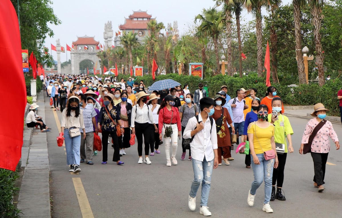 Đông đảo người dân từ khắp nơi trên cả nước đổ về Đền Hùng để chờ được được thắp nén tâm nhang vào ngày Quốc giỗ.