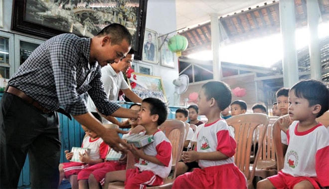 Niềm vui nhận sữa từ chương trình Quỹ sữa Vươn cao Việt Nam của trẻ em Thừa Thiên - Huế.