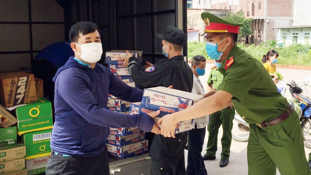 Lực lượng chức năng huyện Việt Yên vận chuyển nhu yếu phẩm đến các nhà trọ phục vụ nhu cầu thiết yếu của người dân, công nhân. 