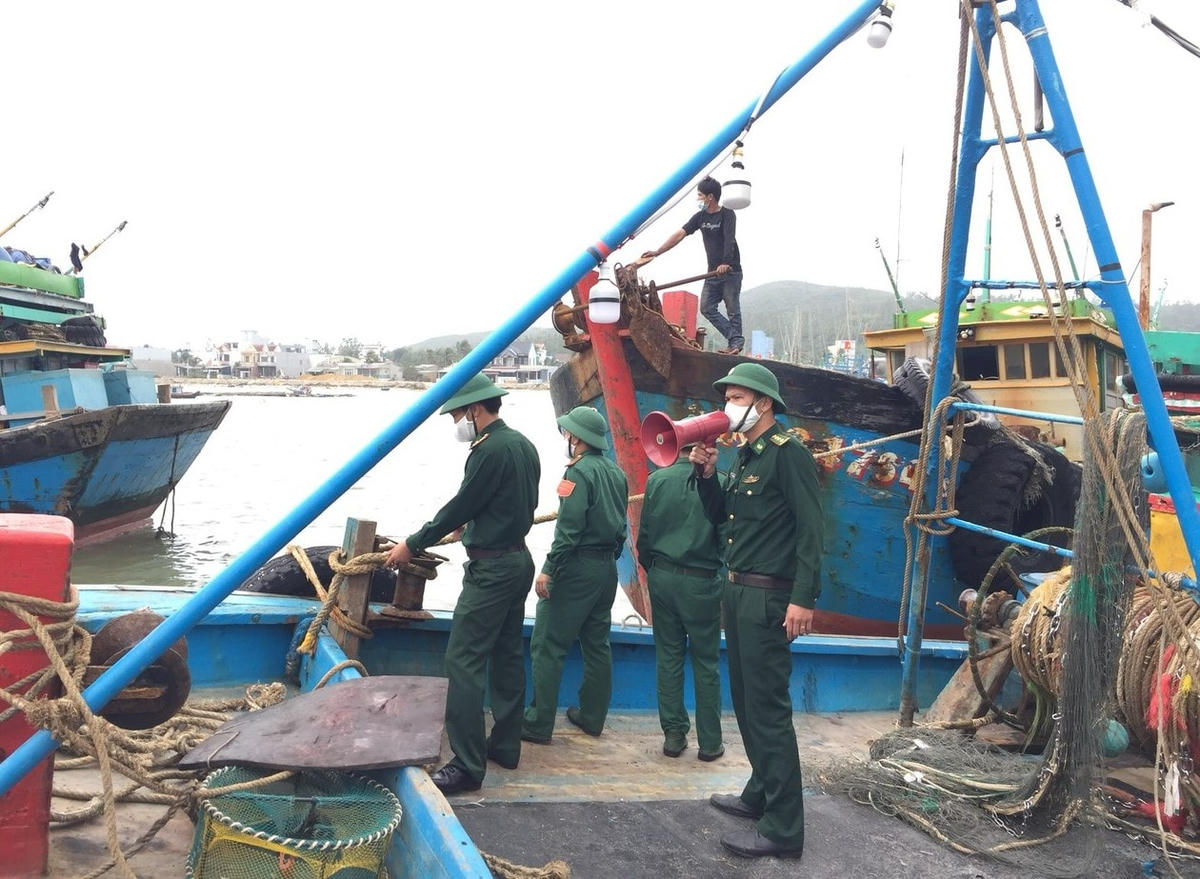 Lực lượng BĐBP Quảng Ngãi hướng dẫn tàu thuyền neo đậu trú bão.