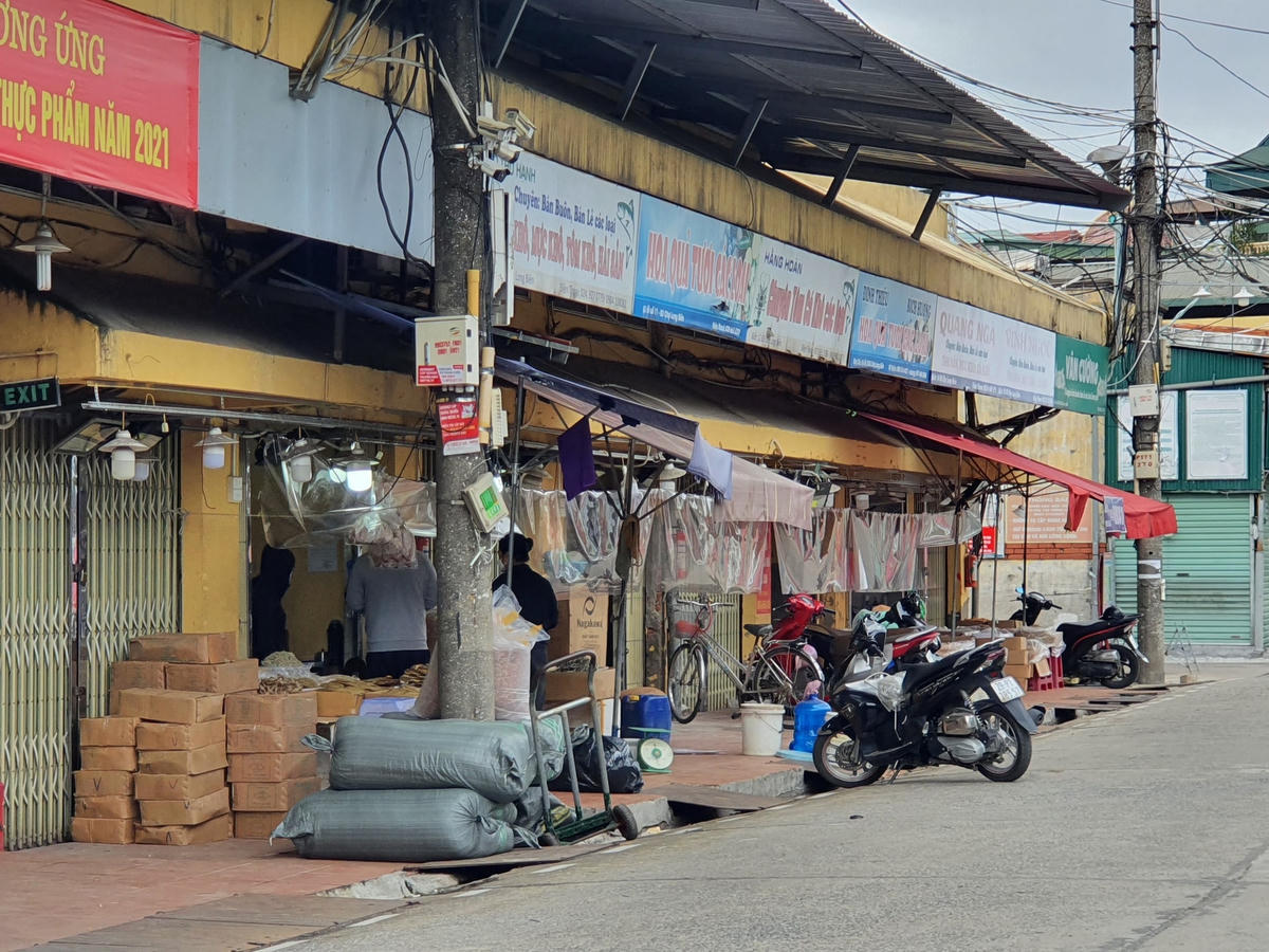 Chỉ một vài cửa hàng thiết yếu trong chợ vẫn còn hoạt động.