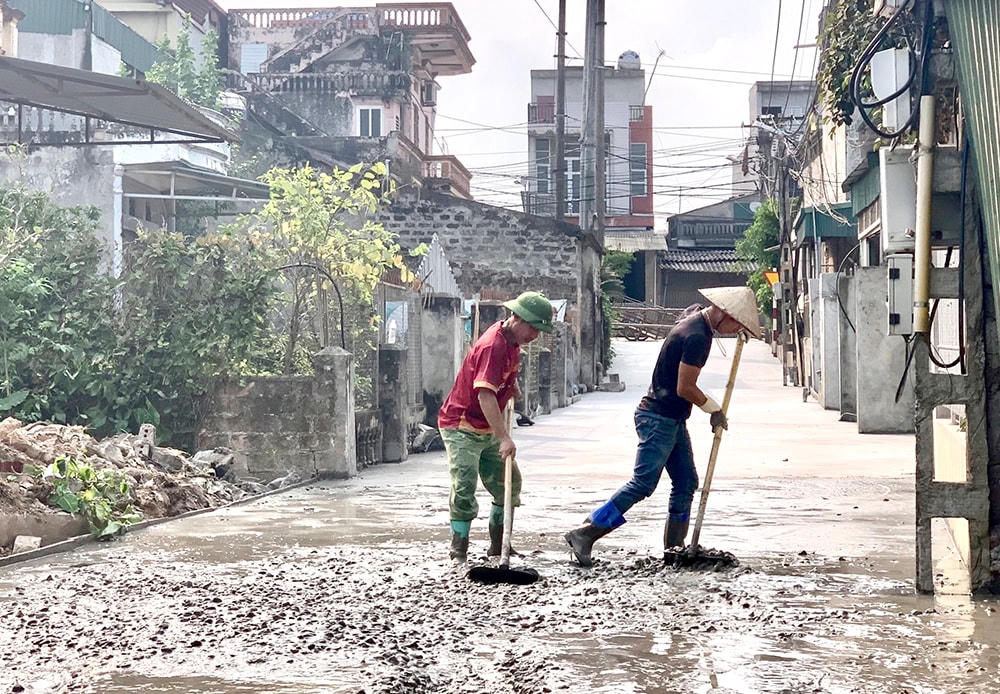 Việc xây dựng đường giao thông nông thôn đã nhận được sự đồng tình hưởng ứng của người dân.