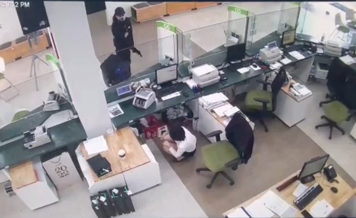 Ảnh trích xuất từ camera an ninh của phòng giao dịch ngân hàng bị cướp.