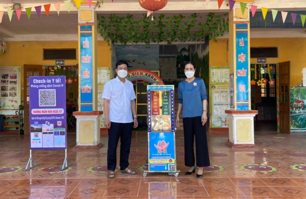 Anh Hát tặng máy xịt dung dịch sát khuẩn tay đa năng cho trường học tại huyện Tứ Kỳ (Hải Dương).