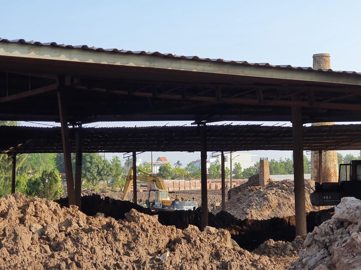 Những chiếc máy cẩu liên tục hoạt động...