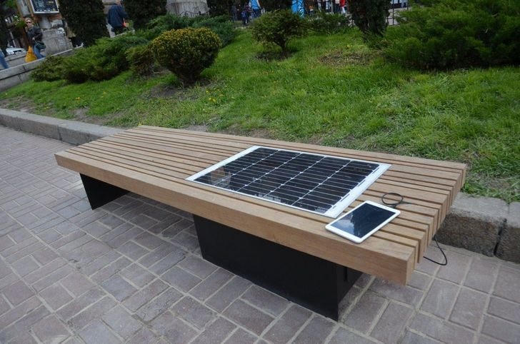 Bảng điều khiển năng lượng mặt trời này được tích hợp trên ghế bang công cộng giúp bạn sạc thiết bị của mình.  