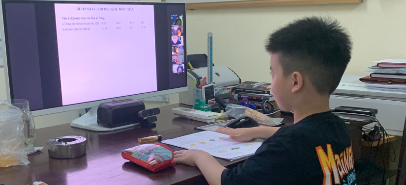 Con của chị P.T. tham gia buổi học trực tuyến với cô và các bạn. Ảnh: NVCC. 