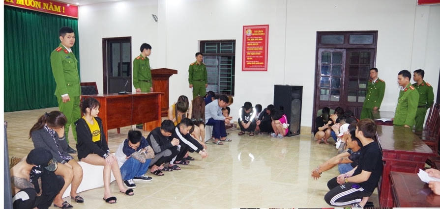 Các nam nữ thanh niên vừa bị bắt giữ