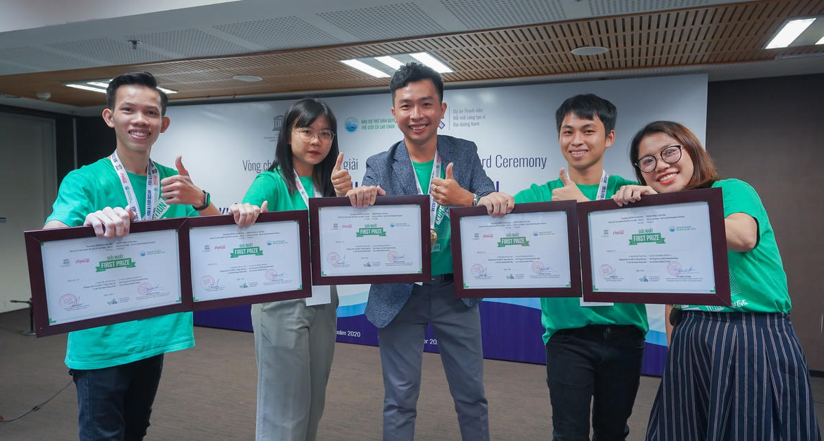 Trao giải thưởng cho các nhóm thi xuất sắc.