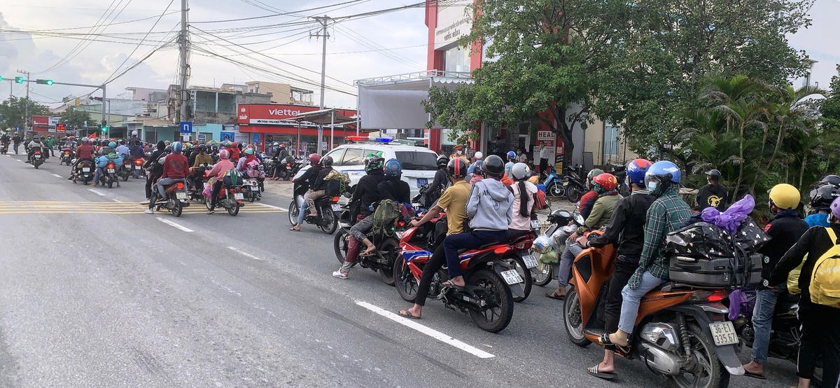 Lực lượng chức năng Quảng Nam đang dẫn đường bà con về quê.