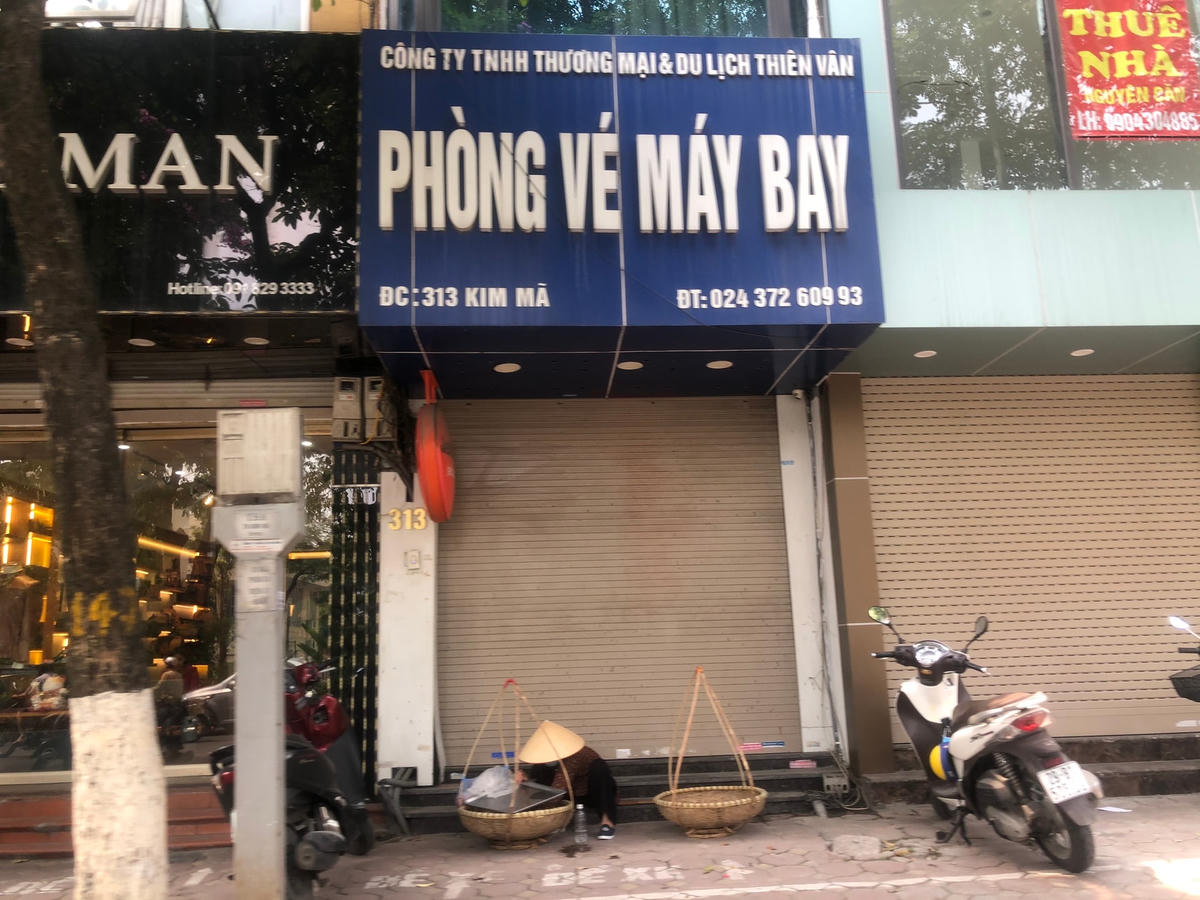 Bà gánh hàng rong lại có cơ hội... ngồi mặt phố, cơ hội này chỉ có ở Hà Nội hàng chục năm trước.
