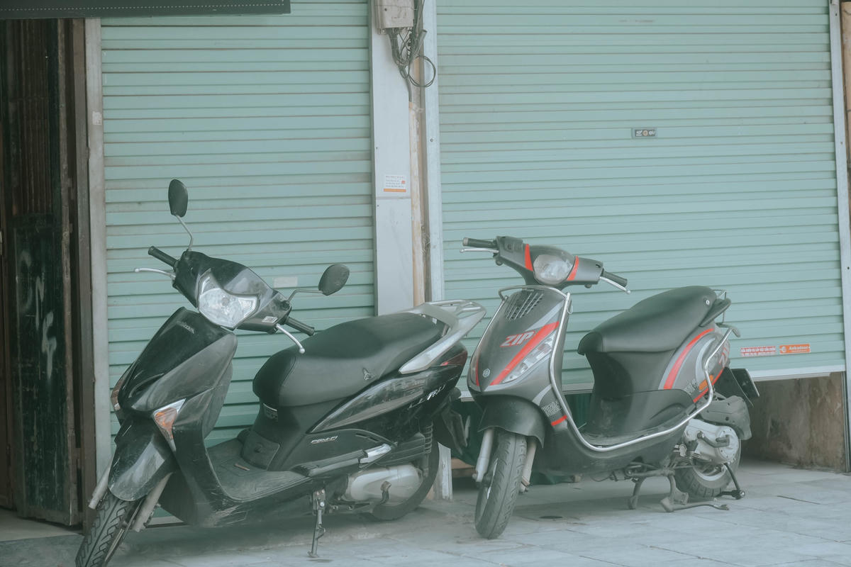 Hơn 1 năm trước với giá thuê một cửa hàng gần 100 triệu/ tháng, khi dịch đến chưa có người thuê được làm nơi tạm tránh nắng cho những chiếc xe máy.