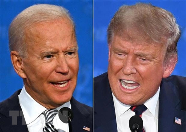 Tổng thống Mỹ Donald Trump (phải) và ứng cử viên Tổng thống của đảng Dân chủ Joe Biden (trái) tại cuộc tranh luận trực tiếp đầu tiên ở Cleveland, bang Ohio ngày 29/9/2020. (Ảnh: AFP/TTXVN).