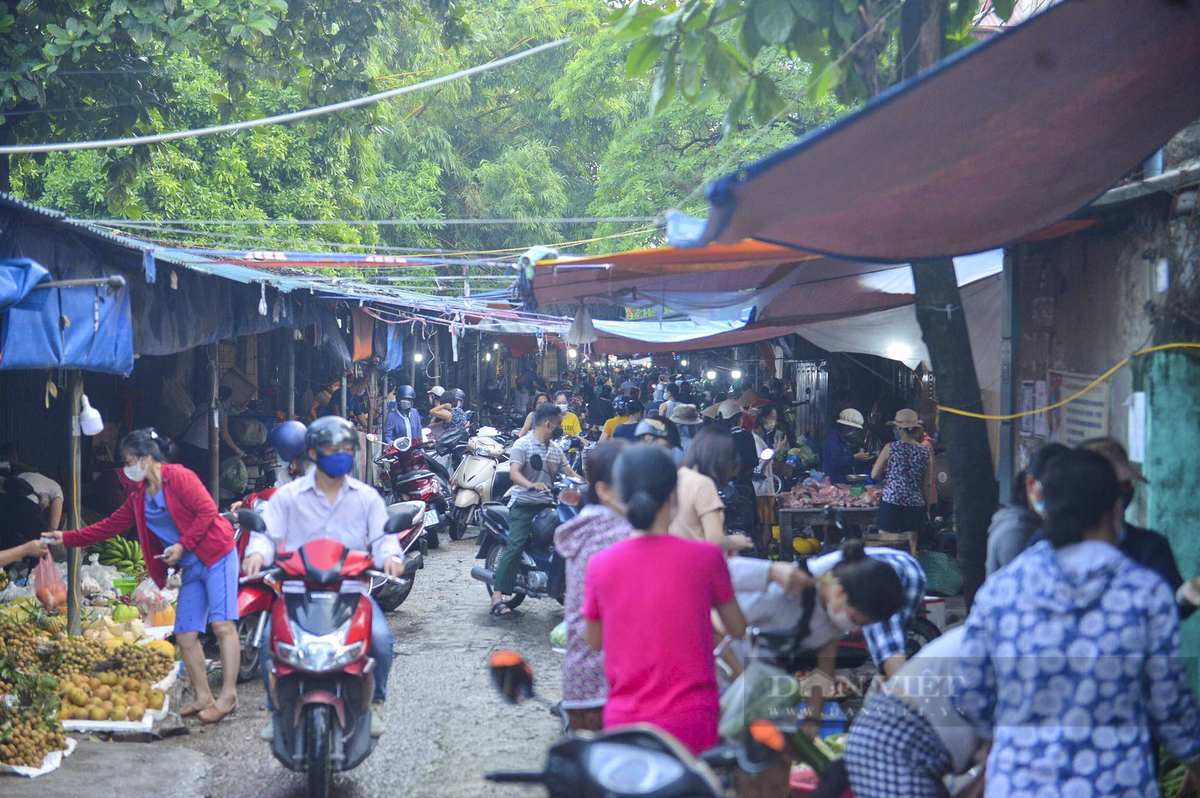 Chợ Tân Xuân (phường Xuân Đỉnh, Bắc Từ Liêm) lúc 6h10 cũng có khá đông người dân đến mua thực phẩm. Ảnh: Dân Việt.