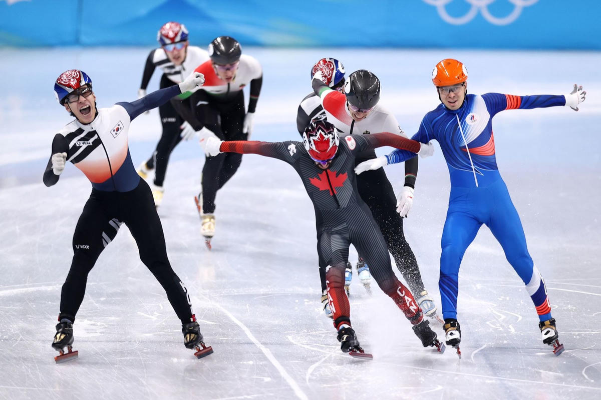 Từ phía bên trái, Hwang Dae-heon của Hàn Quốc đã vượt qua vạch đích trước Steven Dubois của Canada và Semen Elistratov của Nga để giành chiến thắng trong trận chung kết cự ly 1.500 mét ngắn vào ngày 9/2.